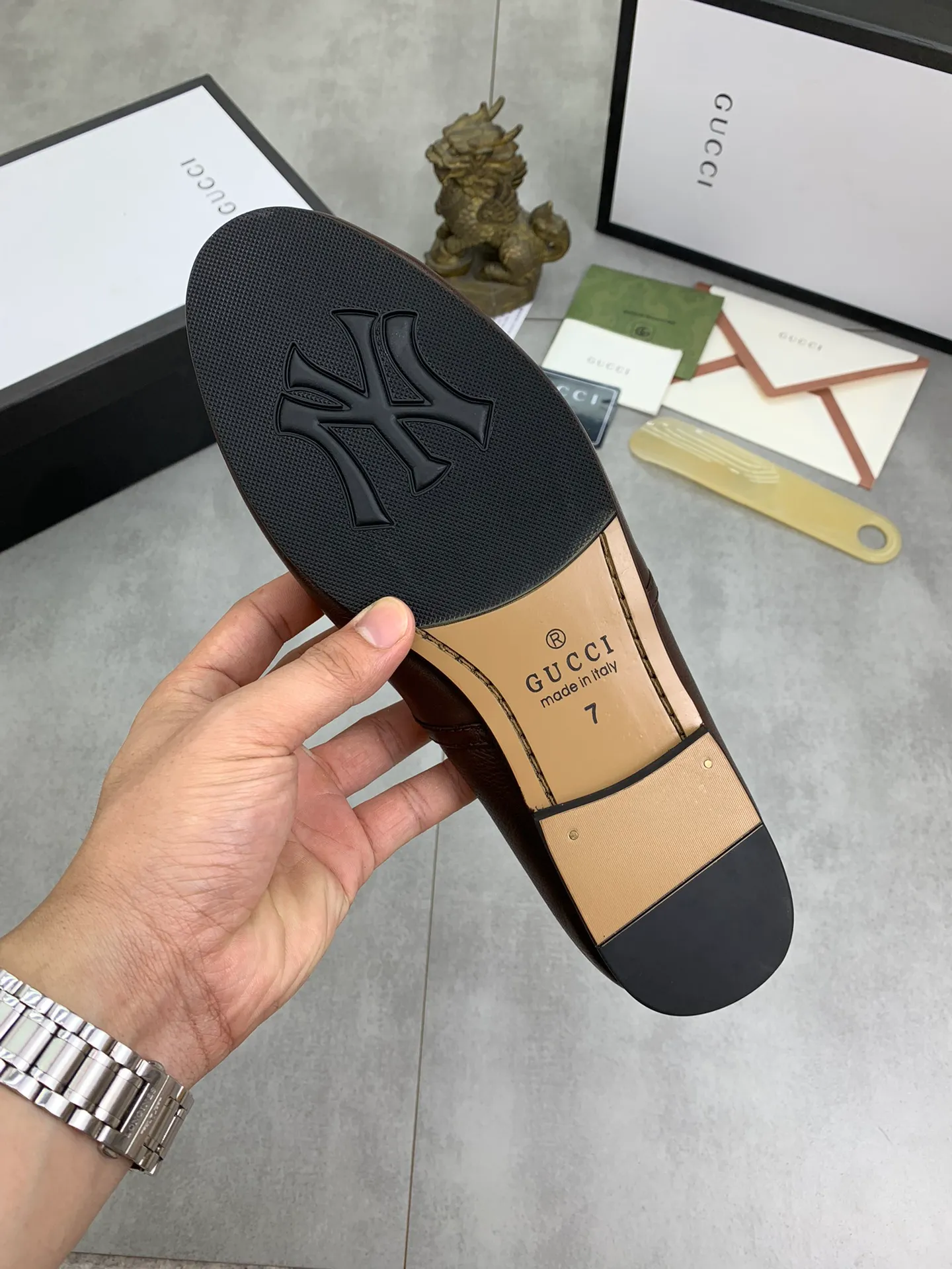 Men's Men's Shoes 💰P500💰【New Style】Water-dyed Niuli Gucci's most popular selection of lazy slip-on leather shoes (Gucci) official website latest Gucci lazy leather shoes, hot style 💥 simple and elegant style, exclusive for trendy men. Unique official website latest brand original double G embossing Elements 👑 Original Gucci decoration, fashionable and elegant, fabric original calfskin ✅ fully imported first-layer cowhide lining, official website designated wear-resistant, rubber business outsole, classic model taken at the counter in real life 🎬38-44 Black brown white optional